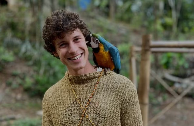 Shawn Mendes é fotografado em aldeia indígina em São Paulo; cantor está há três semanas no Brasil