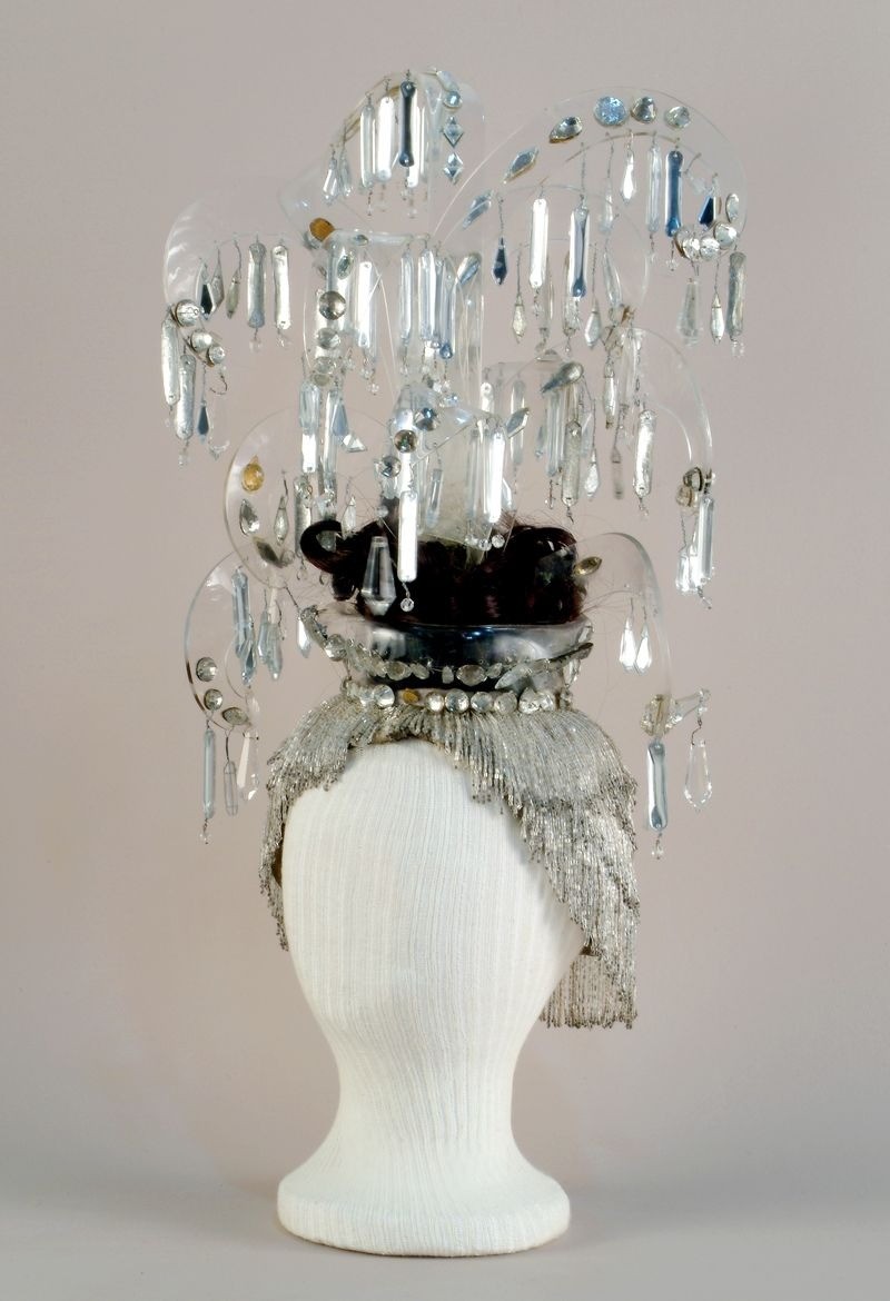 Acessório usado por Carmen Miranda no filme 'Copacabana' (1947) — Foto: Divulgação