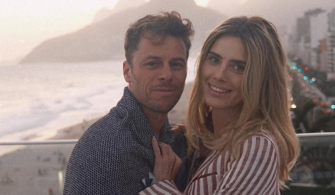 Carolina Dieckmmann mostra clique raro com filho e marido durante viagem