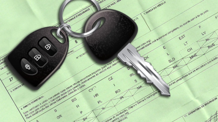 Ainda tem selos do seguro e inspeção no para-brisas do seu carro? 