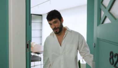 O ator Bruno Fagundes abre a porta do apartamento em São Paulo