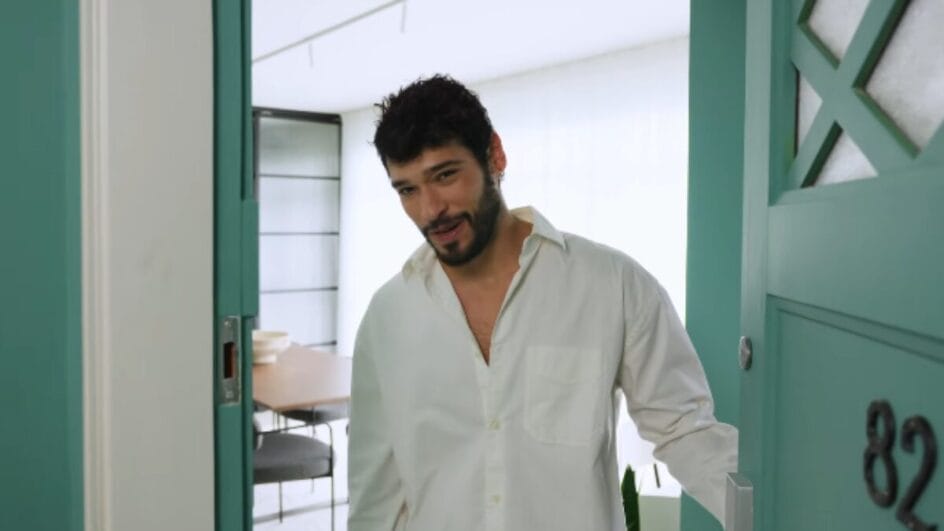 O ator Bruno Fagundes abre a porta do apartamento em São Paulo