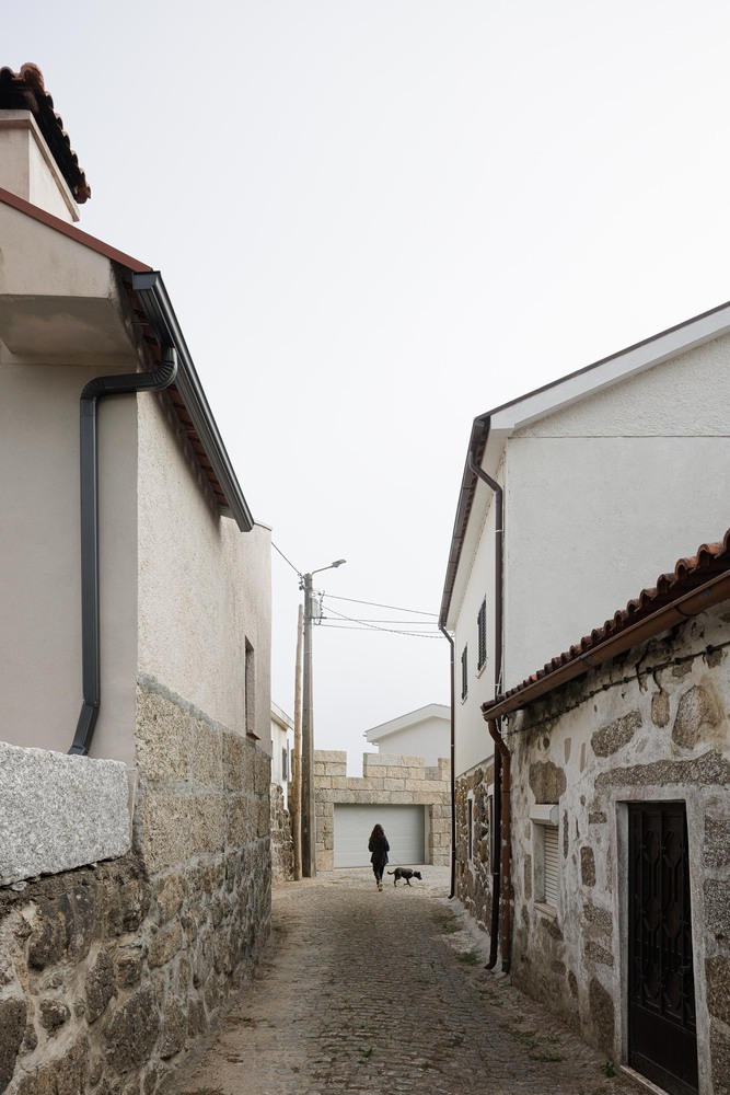 Casa em guimarães que nasceu de uma ruína destacada em portal internacional de arquitetura