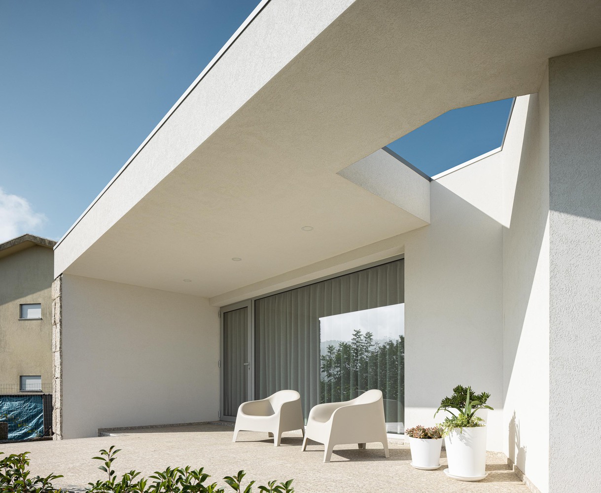 Casa em guimarães que nasceu de uma ruína destacada em portal internacional de arquitetura