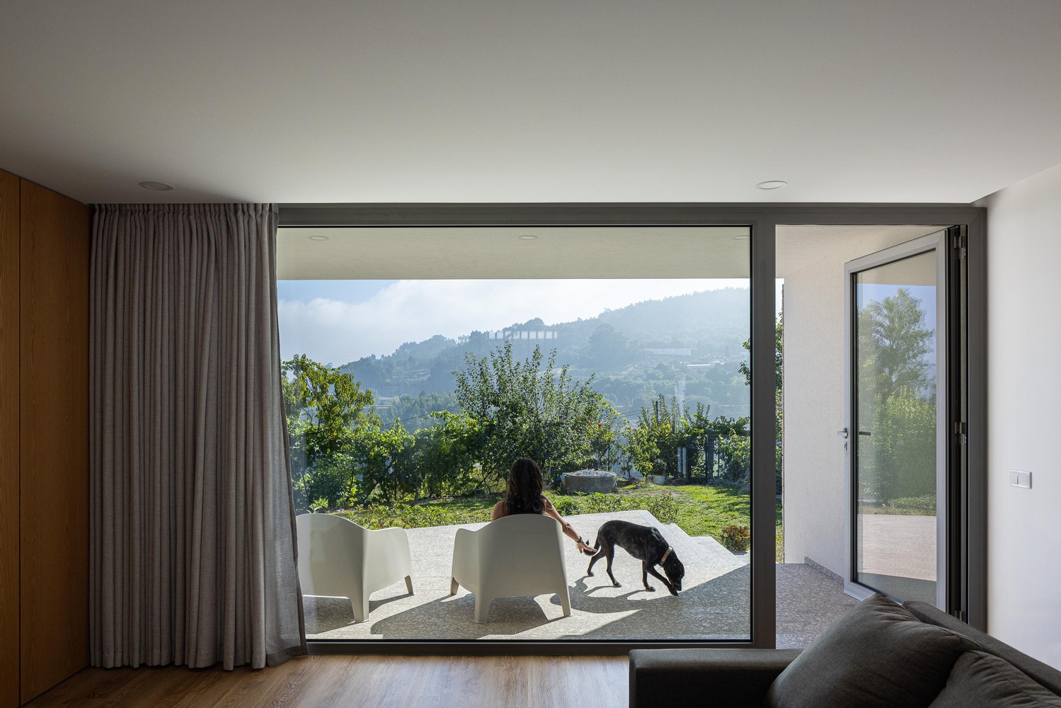 Casa em guimarães que nasceu de uma ruína destacada em portal internacional de arquitetura