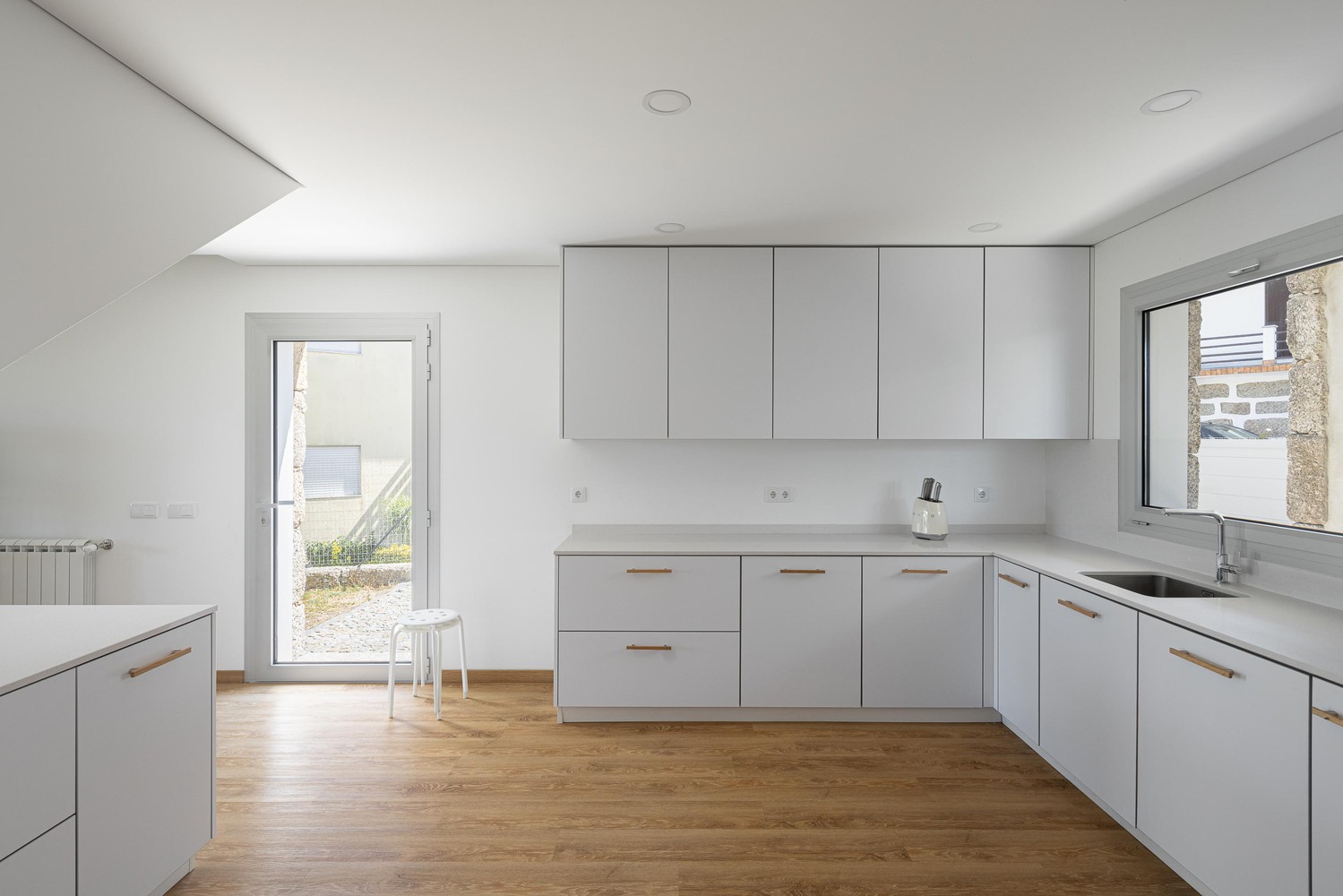 Casa em guimarães que nasceu de uma ruína destacada em portal internacional de arquitetura