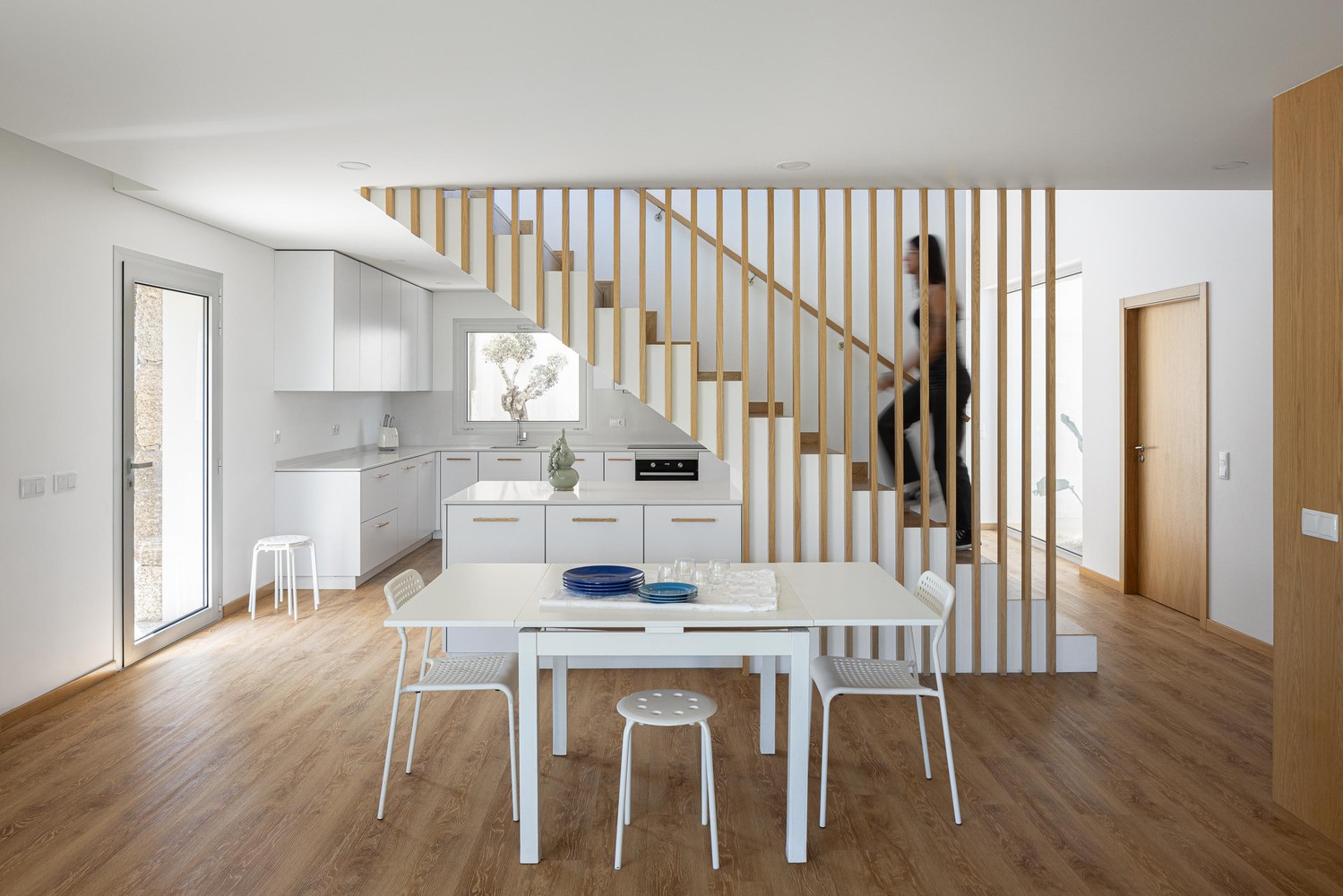 Casa em guimarães que nasceu de uma ruína destacada em portal internacional de arquitetura