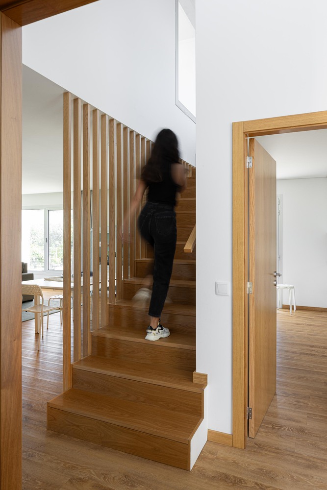 Casa em guimarães que nasceu de uma ruína destacada em portal internacional de arquitetura