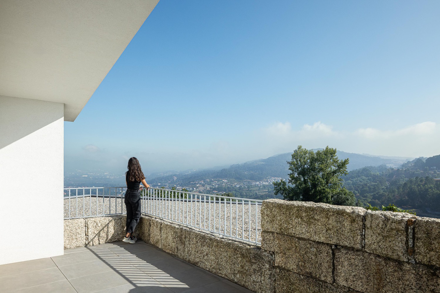 Casa em guimarães que nasceu de uma ruína destacada em portal internacional de arquitetura