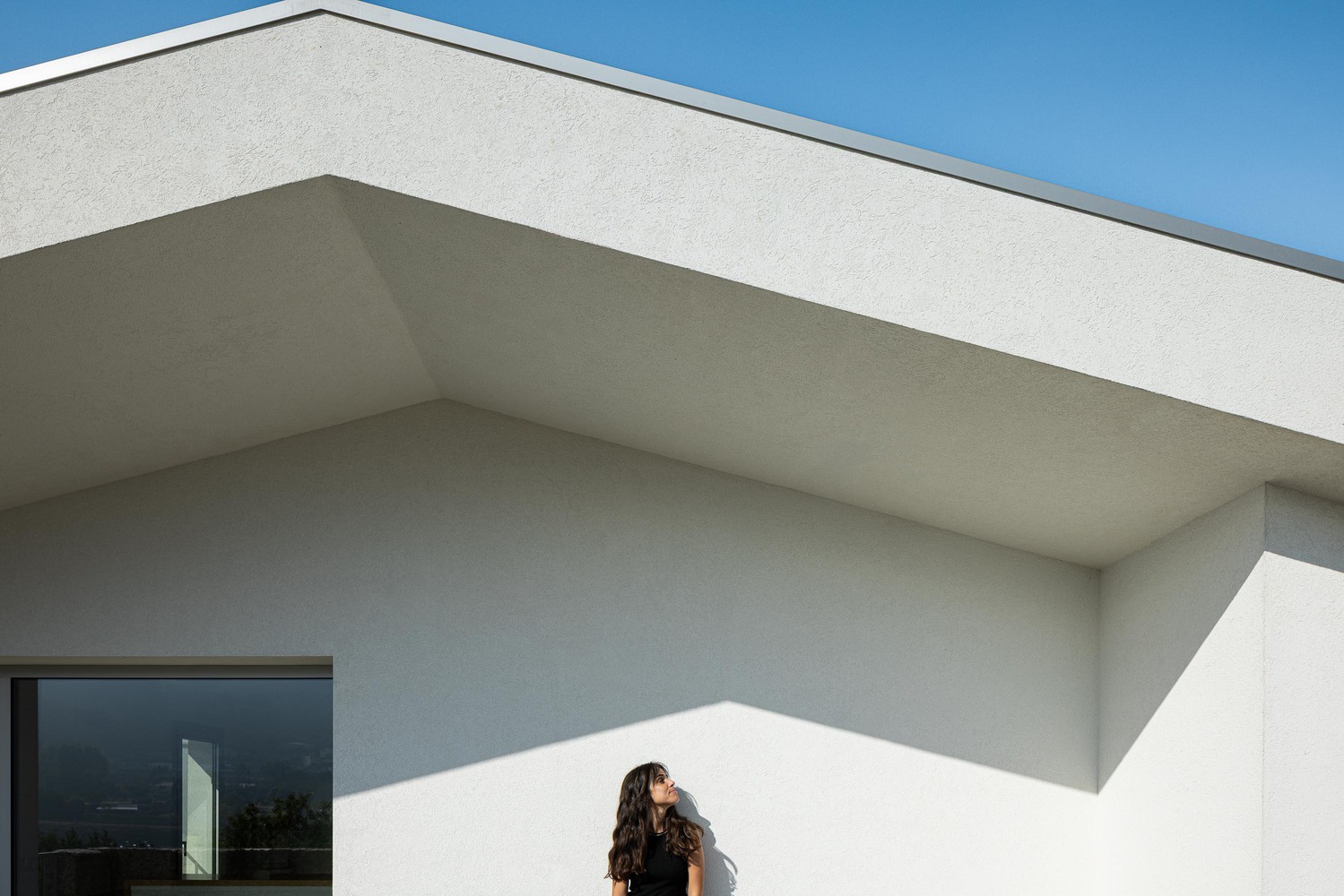 Casa em guimarães que nasceu de uma ruína destacada em portal internacional de arquitetura