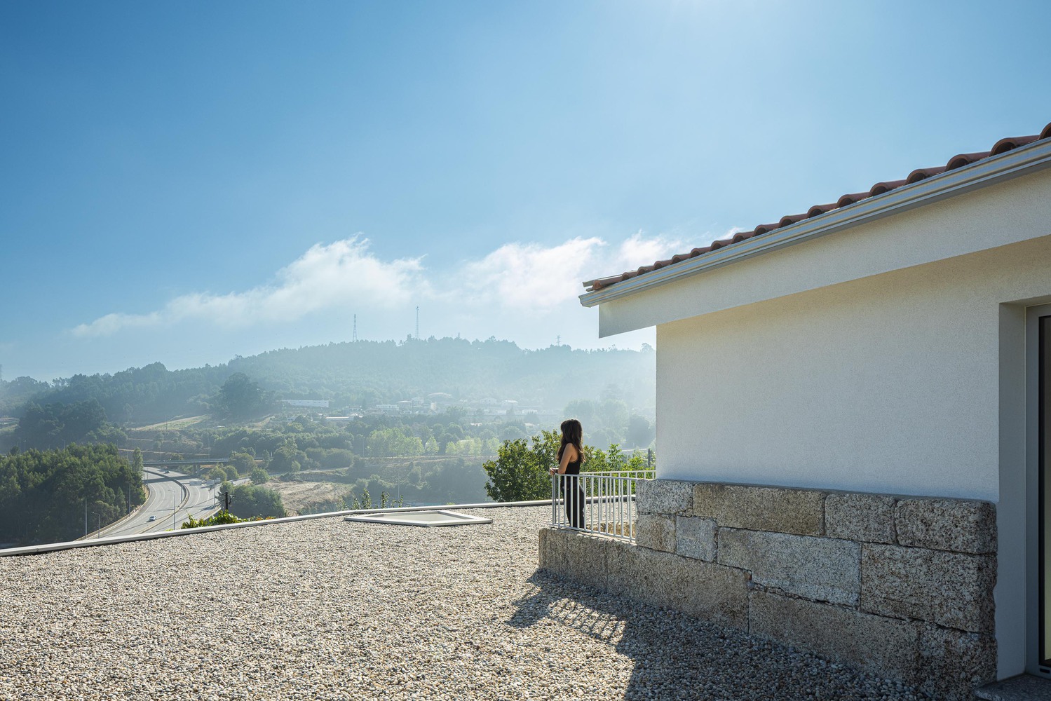 Casa em guimarães que nasceu de uma ruína destacada em portal internacional de arquitetura