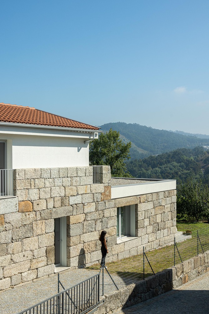 Casa em guimarães que nasceu de uma ruína destacada em portal internacional de arquitetura