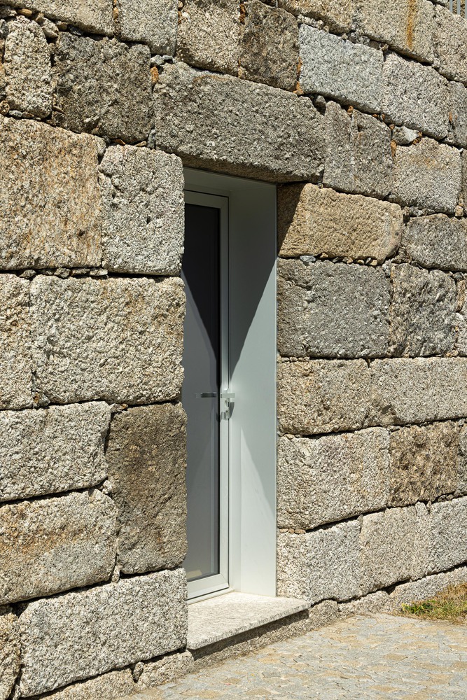 Casa em guimarães que nasceu de uma ruína destacada em portal internacional de arquitetura