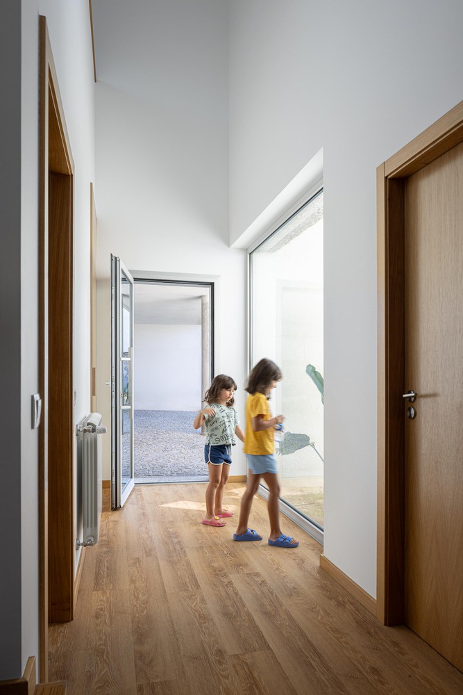 Casa em guimarães que nasceu de uma ruína destacada em portal internacional de arquitetura