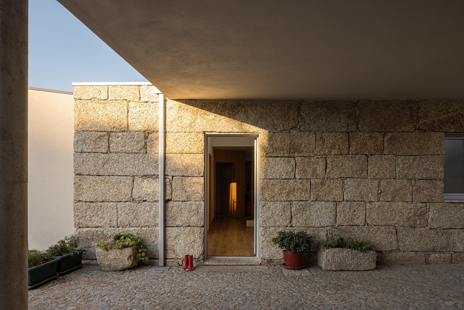 Casa em guimarães que nasceu de uma ruína destacada em portal internacional de arquitetura