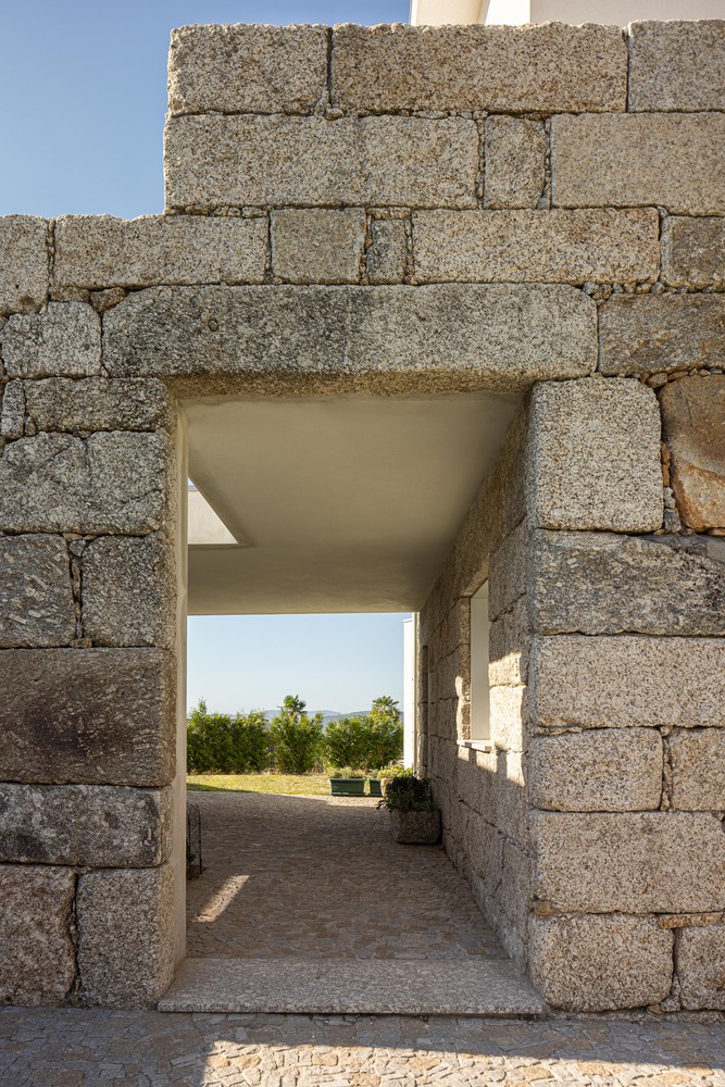 Casa em guimarães que nasceu de uma ruína destacada em portal internacional de arquitetura