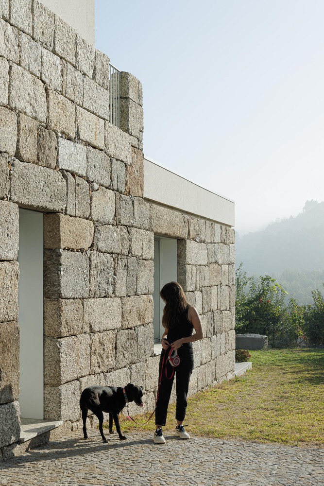 Casa em guimarães que nasceu de uma ruína destacada em portal internacional de arquitetura