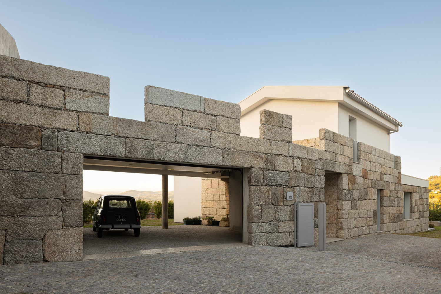 Casa em guimarães que nasceu de uma ruína destacada em portal internacional de arquitetura