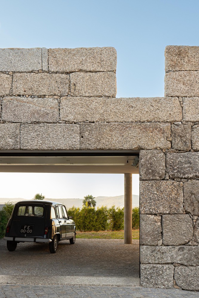 Casa em guimarães que nasceu de uma ruína destacada em portal internacional de arquitetura