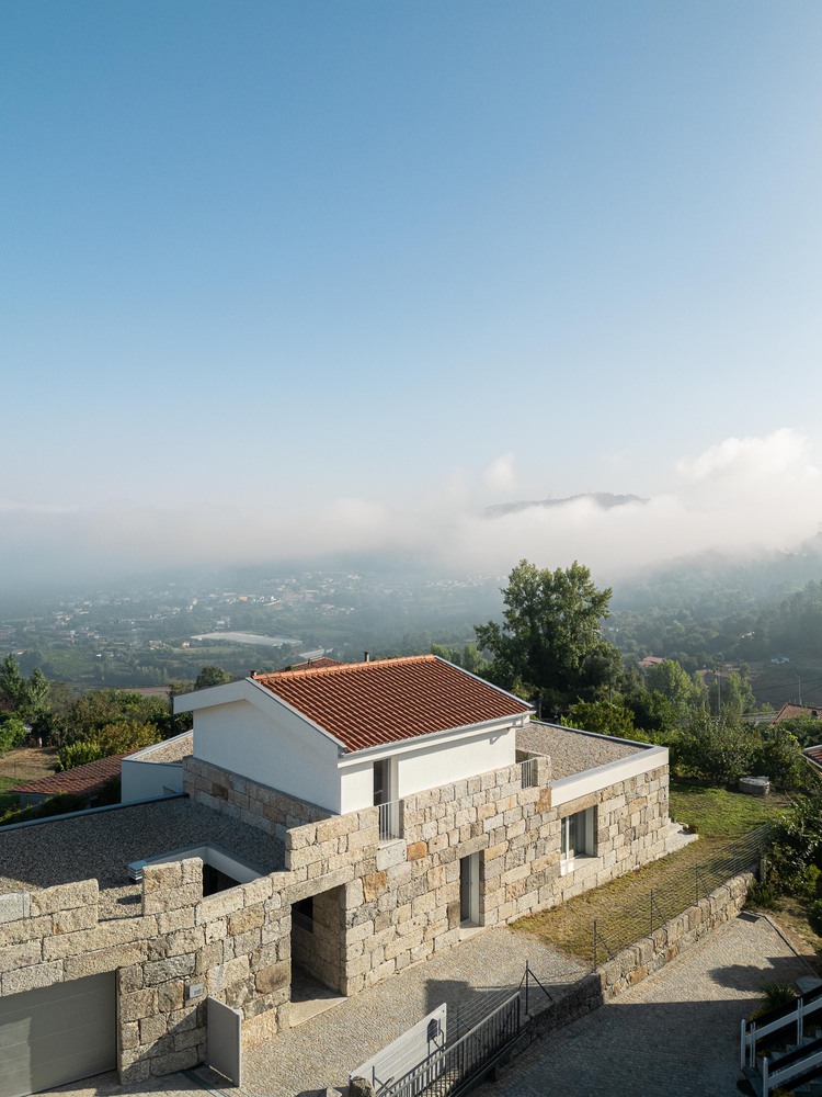 Casa em guimarães que nasceu de uma ruína destacada em portal internacional de arquitetura