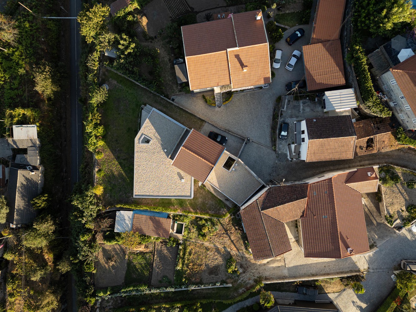 Casa em guimarães que nasceu de uma ruína destacada em portal internacional de arquitetura