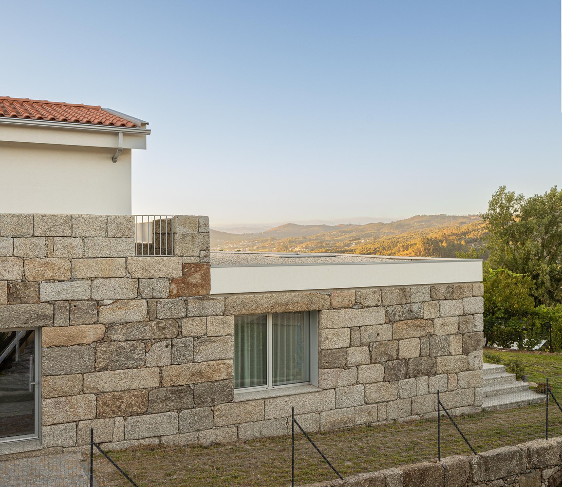 Casa em guimarães que nasceu de uma ruína destacada em portal internacional de arquitetura