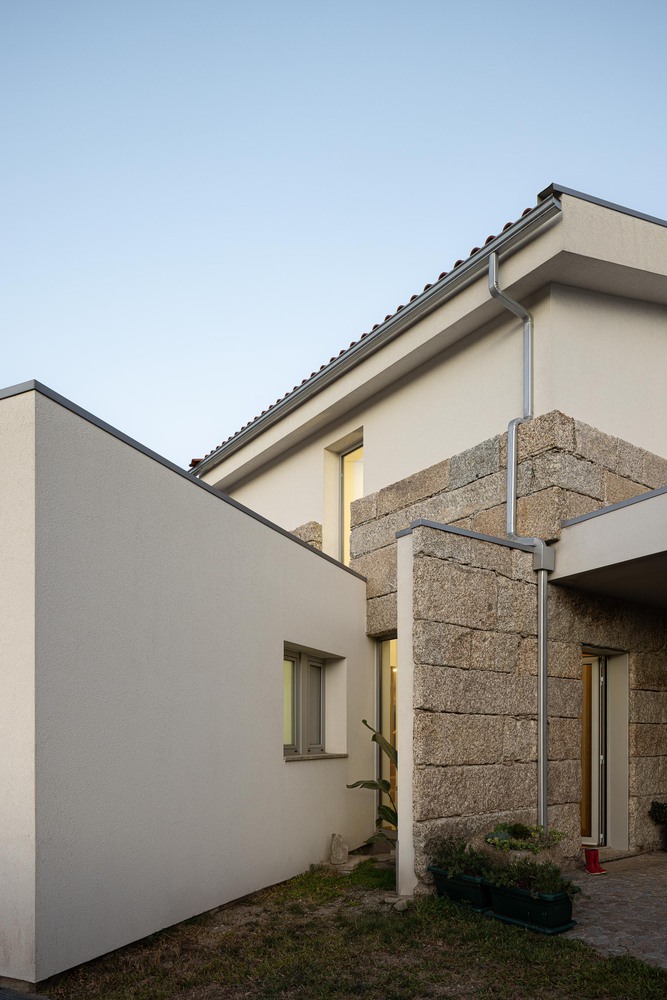 Casa em guimarães que nasceu de uma ruína destacada em portal internacional de arquitetura