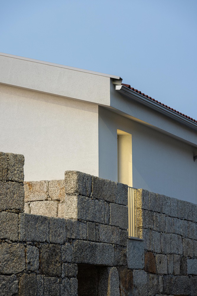 Casa em guimarães que nasceu de uma ruína destacada em portal internacional de arquitetura