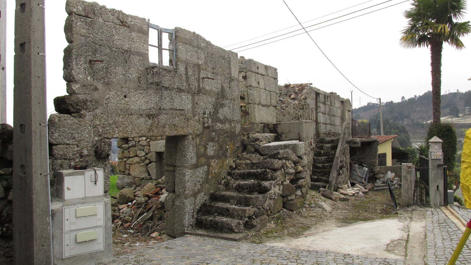 Casa em guimarães que nasceu de uma ruína destacada em portal internacional de arquitetura