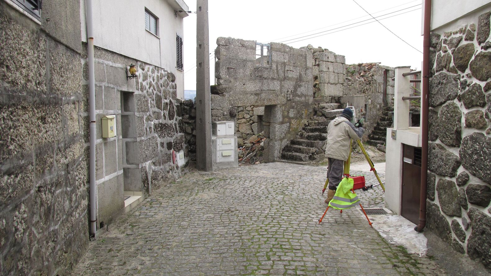 Casa em guimarães que nasceu de uma ruína destacada em portal internacional de arquitetura