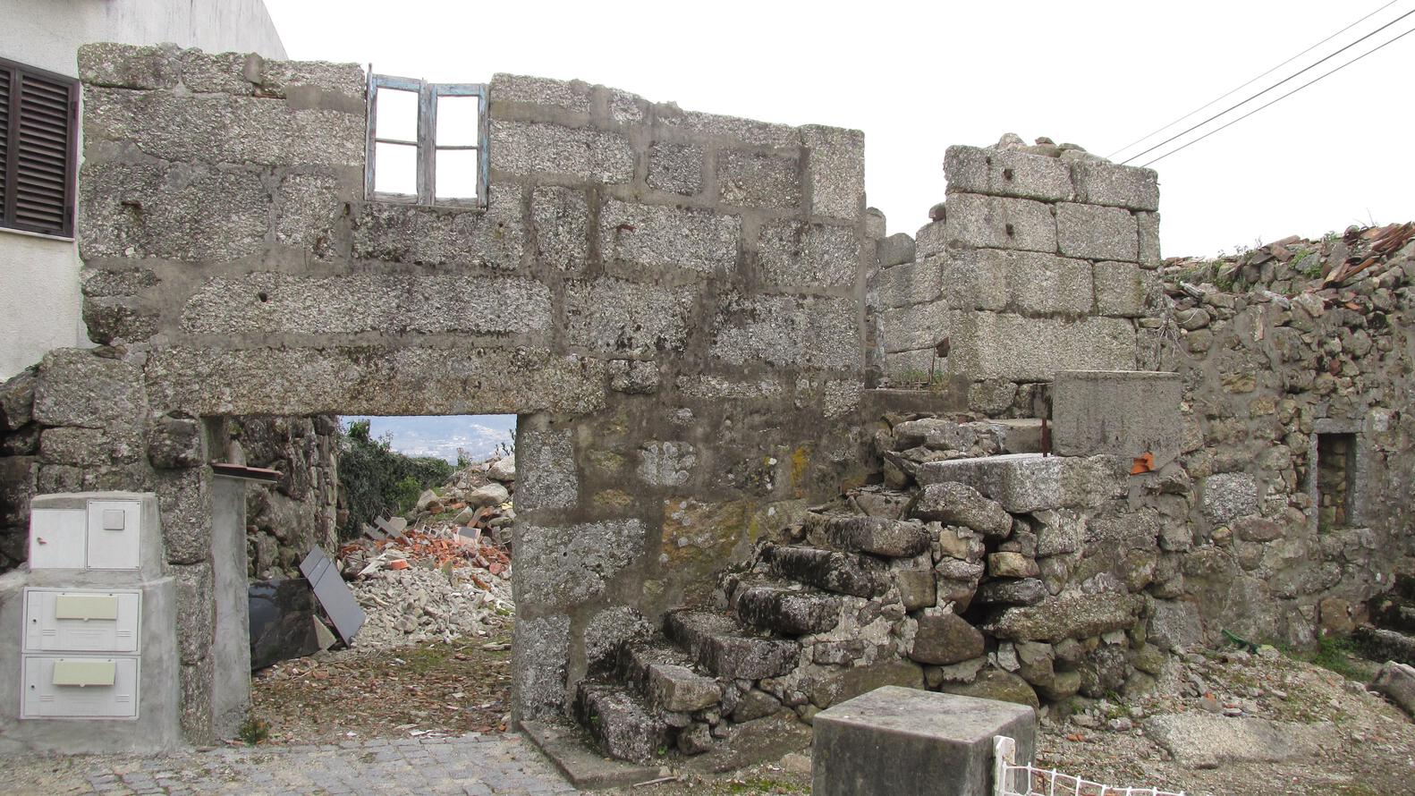 Casa em guimarães que nasceu de uma ruína destacada em portal internacional de arquitetura