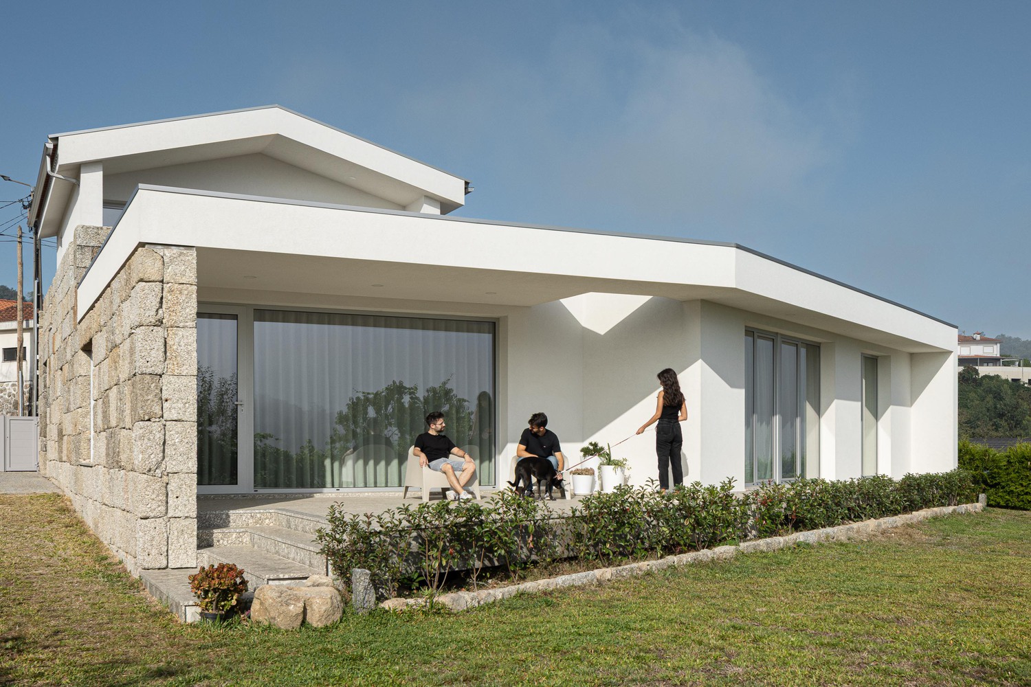 Casa em guimarães que nasceu de uma ruína destacada em portal internacional de arquitetura