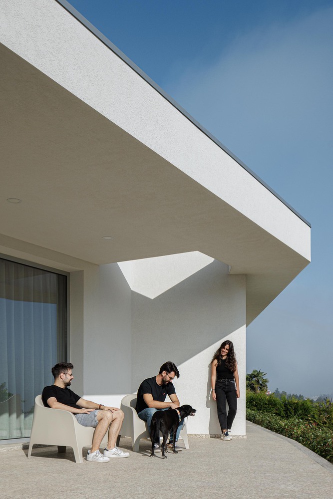 Casa em guimarães que nasceu de uma ruína destacada em portal internacional de arquitetura