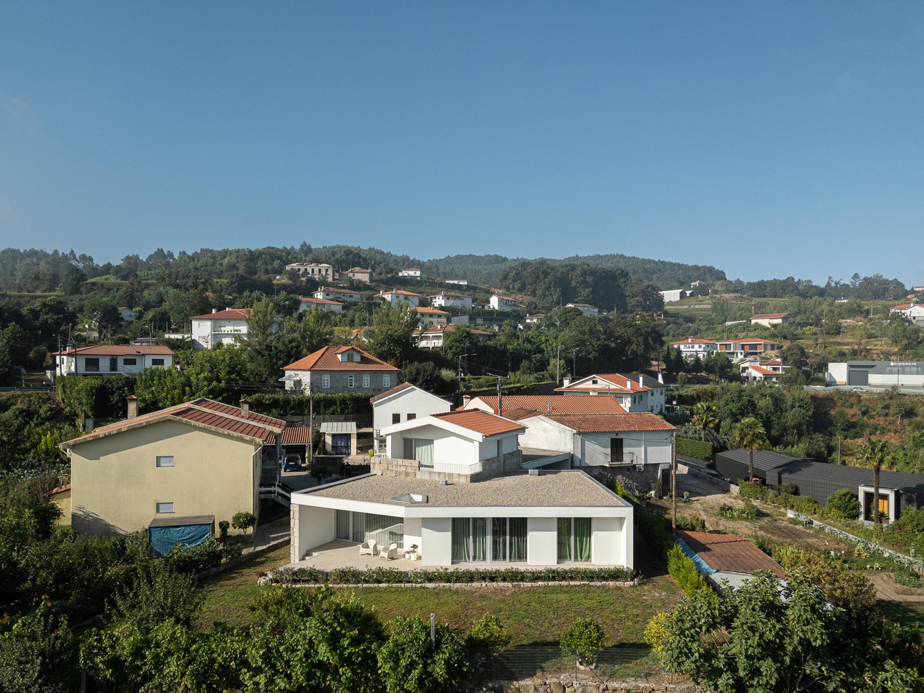 Casa em guimarães que nasceu de uma ruína destacada em portal internacional de arquitetura
