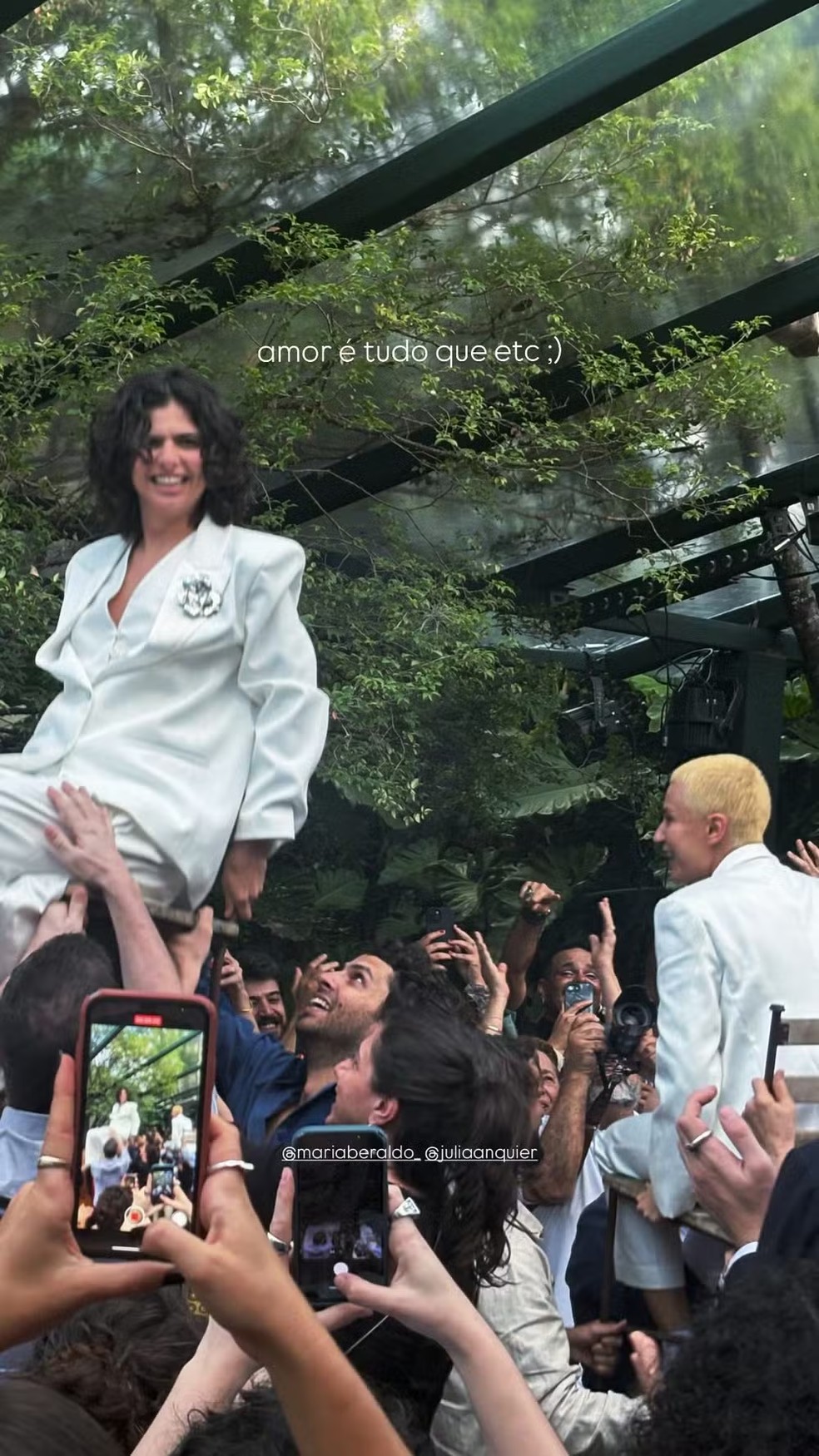 JUlia Anquier e Maria Beraldo sendo levantadas pelos convidados — Foto: Reprodução