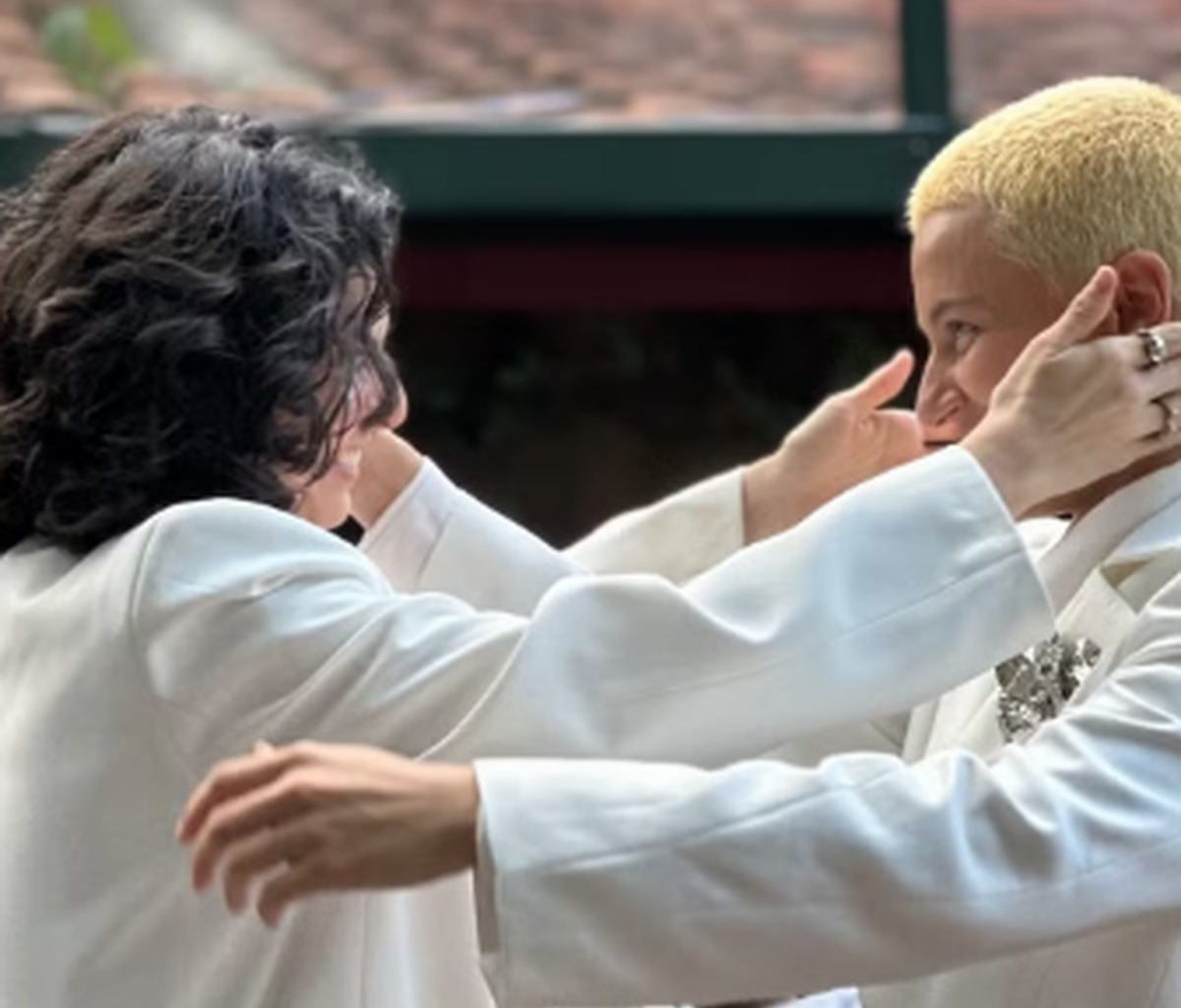 Filha de Débora Bloch, Julia Anquier celebra união com a cantora Maria Beraldo em festa