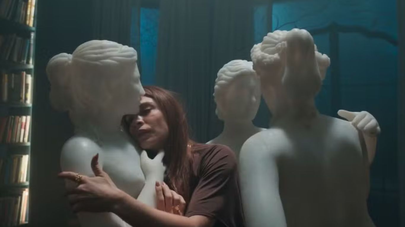 Estátua de Arminda (Grazi Massafera) em 'Três Graças' — Foto: Rede Globo / Reprodução