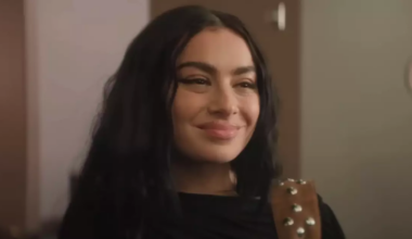 Charli XCX estrela novo pôster do filme; veja