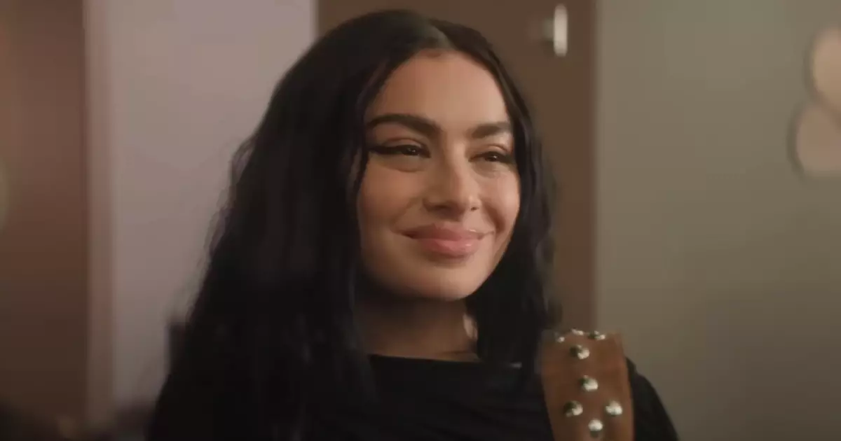 Charli XCX estrela novo pôster do filme; veja