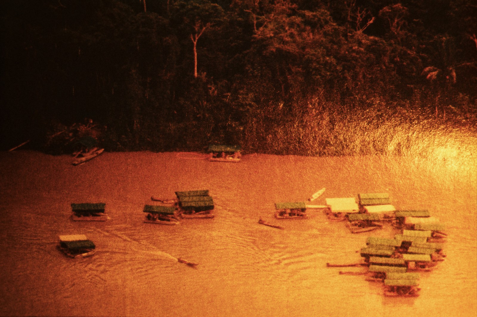 “Balsas ilegais na área Yanomami”, da série “Consequências do contato” (1989) — Foto: Divulgação/Claudia Andujar