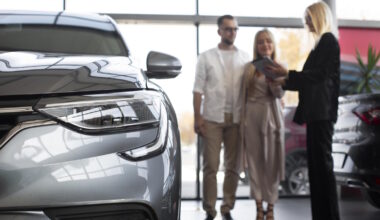 Casal num concessionário a comprar um carro