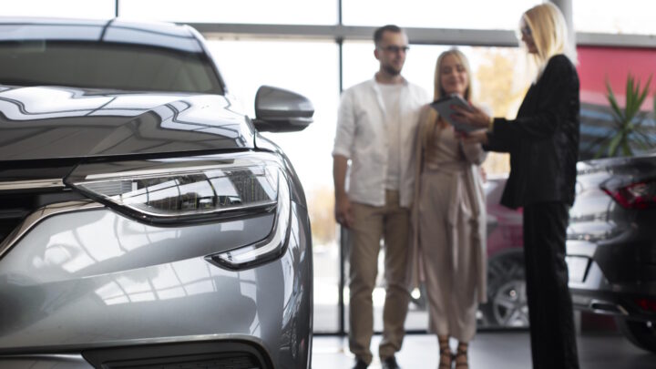 Casal num concessionário a comprar um carro