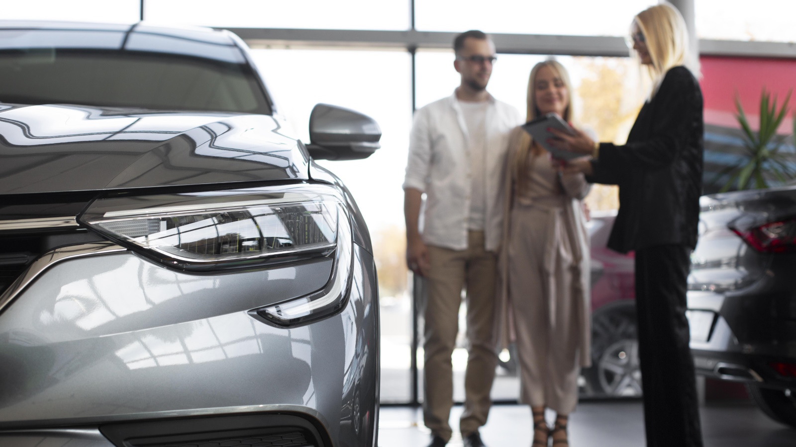 Casal num concessionário a comprar um carro