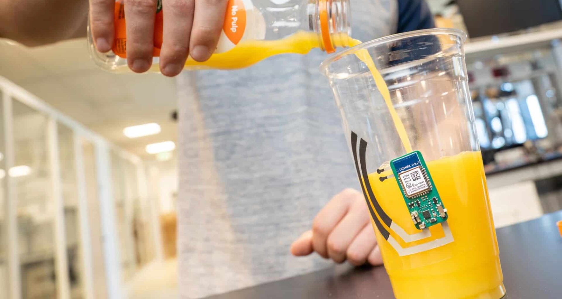 Adesivo em copo monitora níveis de vitamina C pelo suor