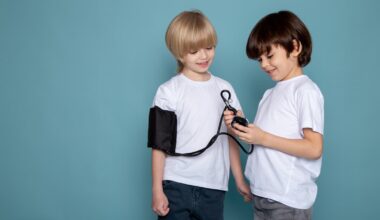 Dois rapazes com aparelho para medição da tensão arterial