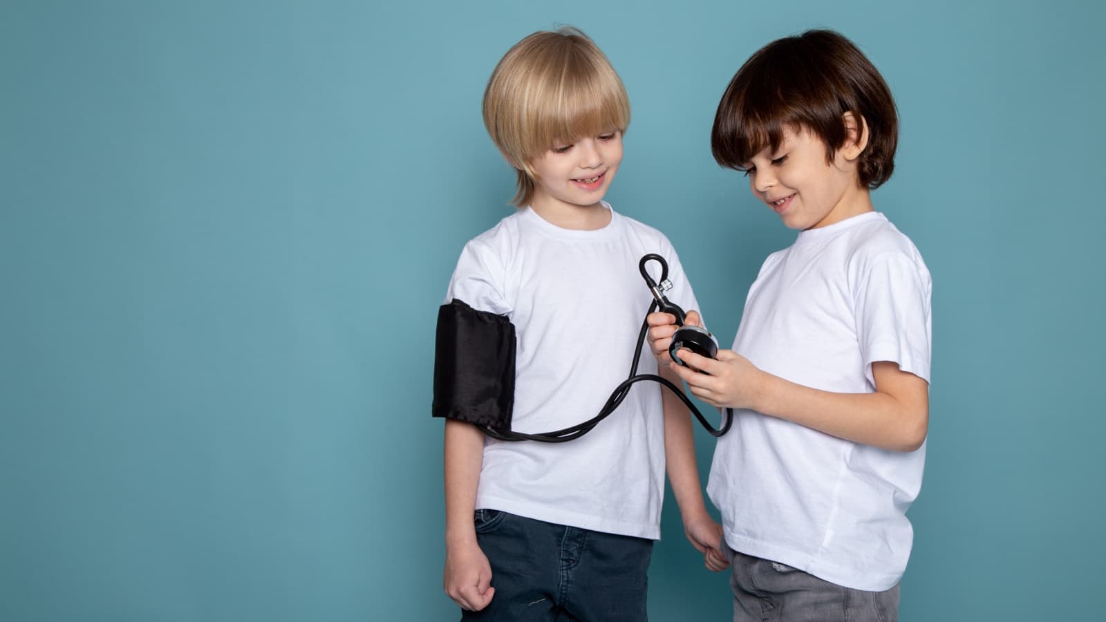 Dois rapazes com aparelho para medição da tensão arterial