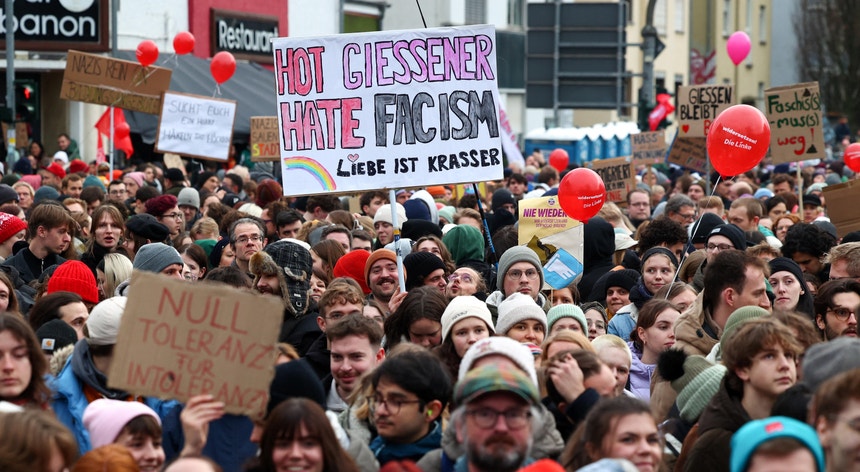Extrema-direita alemã funda nova organização jovem em dia marcado por protestos