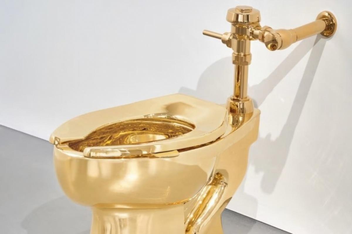 A peça ficou conhecida após ter sido instalada no banheiro do Museu Guggenheim, em 2016, onde recebeu aproximadamente 100 mil visitantes