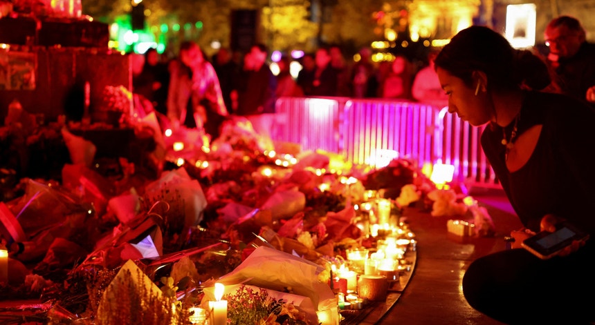 Dez anos dos atentados de Paris. Cerimónias na capital francesa homenageiam vítimas