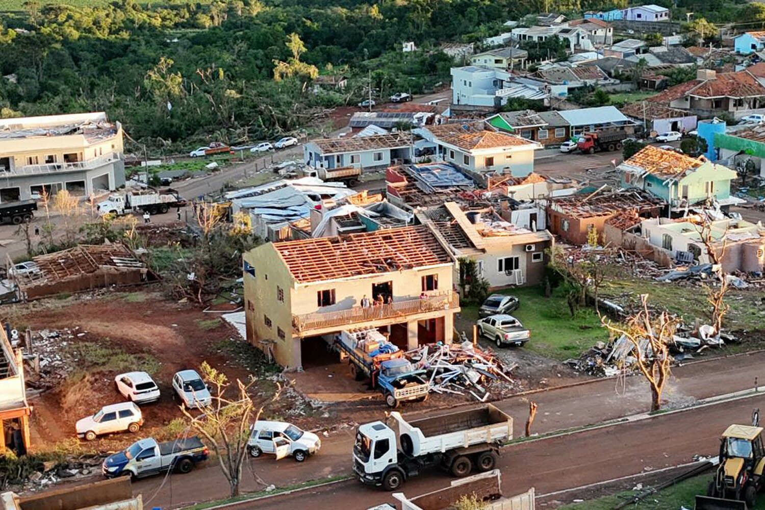 Ventos de 330 km/h. Tornado tornou cidade num "cemitério" de carros no Brasil